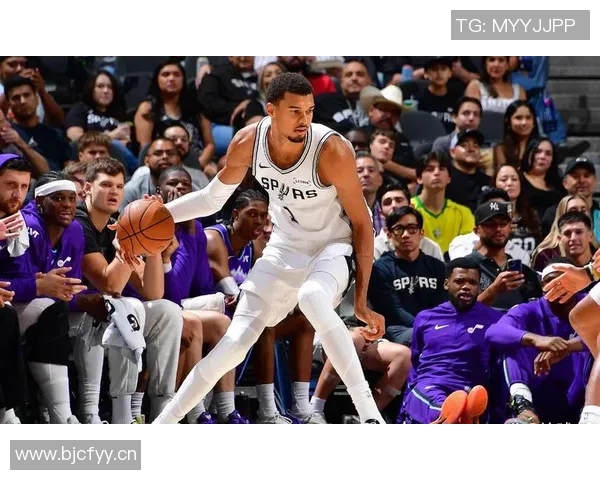 维金斯突破禁区高打板文班亚马展现超凡身高送出精彩钉板大帽